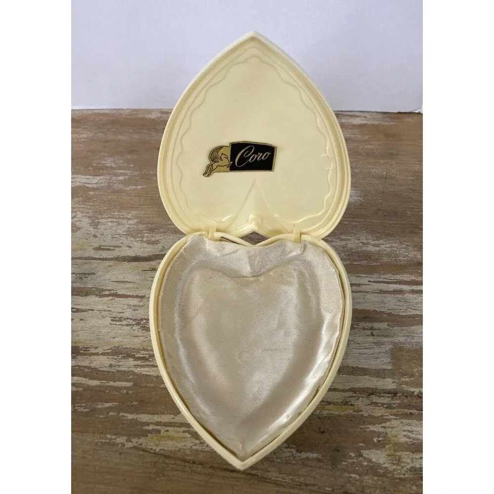 Vintage plastic presentation jewelry case ivory heart shaped relief design Coro